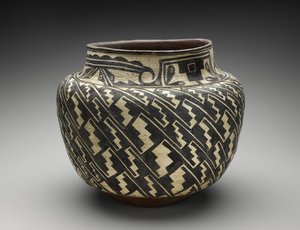 Krug (Olla) mit Stufenmotiv