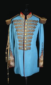 Eine persische Hofuniform aus puderblauem Wollstoff, bestickt mit Goldfaden, goldene Bullion-Epauletten, gefüttert mit scharlachrotem Satin