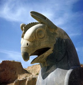 Ein Greif, legendäre Kreatur halb Adler, halb Löwe. Säule der Apadana, großer Gerichtssaal, gekrönt von diesen Kapitellen, Palast von Darius I., Persepolis, Iran von Persian School