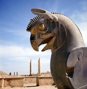 Ein Greif, legendäre Kreatur halb Adler, halb Löwe. Säule der Apadana, großer Gerichtssaal, gekrönt von diesen Kapitellen, Palast von Darius I., Persepolis, Iran. von Persian School
