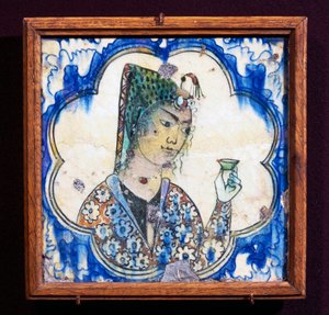Keramikfliese mit Darstellung einer jungen Frau, die eine Vase hält, persische Zivilisation von Persian School