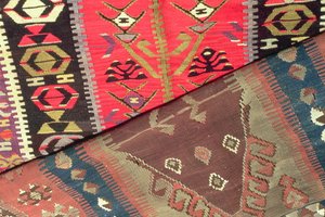 Detail von zwei Gebetsteppichen von Persian School