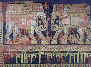 Elefanten und Inschrift des türkischen Generals Abu Mansur Bukhtegin, Seidenstoff aus dem Iran im 10. Jahrhundert, Detail von Persian School
