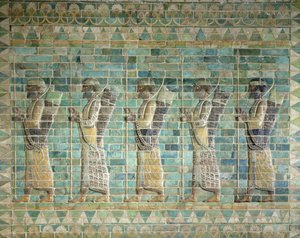 Fries der Bogenschützen, aus dem Palast von Darius dem Großen (548-486 v. Chr.) in Susa, Iran, Achämenidenzeit, ca. 500 v. Chr. (glasierte Ziegel) von Persian School