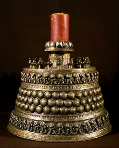 Islamische Kunst: Bronzekerzenhalter mit Silbereinlagen. Persische Kunst des 12. Jahrhunderts. Kairo, Museum für Islamische Kunst von Persian School