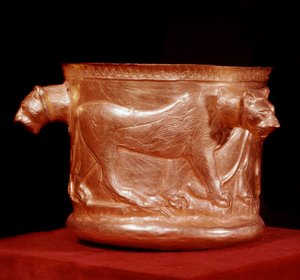 Persische Kunst: Goldbecher verziert mit drei Löwen. Aus Kalardasht. 9. Jahrhundert n. Chr.