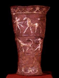 Persische Kunst: Silberbecher mit Gold eingelegt aus Hassanlu, 9. Jahrhundert v. Chr. Kampfszenen oben und Jagdszenen unten. Teheran, Archäologisches Museum von Persian School