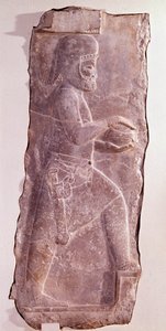 Steinrelief, das eine Mededienerin darstellt (Volk des Iran). Achämenidenzeit. Flachrelief von der Treppe des Palastes von Darius I. (550-486 v. Chr.), König von Persien. Persepolis, Fars Iran. Aufbewahrt im Museum der Schönen Künste Zürich