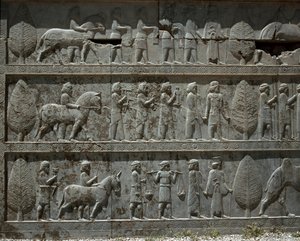 Unterworfene Völker bieten Darius I. Geschenke an von Persian School
