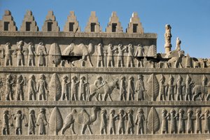 Der Palast von Darius I. in Persepolis (Iran): Detail der Dekoration der Apadana oder Gerichtssaal, die unterworfene Völker darstellt, die Darius I. Geschenke bringen. Flachrelief, 6. Jahrhundert v. Chr., Persische Kunst, Periode Route. von Persian School