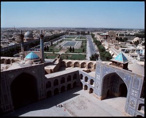 Blick über die Stadt vom königlichen Platz, der Korridor der Jameh-Moschee, rechts die Scheich-Lotfolla-Moschee, links die Ali-Qapu-Moschee