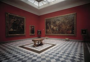 Saal des Museums, der Henri IV. in der Schlacht von Ivry und den Triumphalen Einzug von Heinrich IV. in Paris von Rubens präsentiert von Peter Paul Rubens