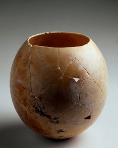 Phönizische Kunst: leeres Straußenei. Aus Laurita (Almunecar). 7. Jahrhundert v. Chr. Granada, Archäologisches Museum.