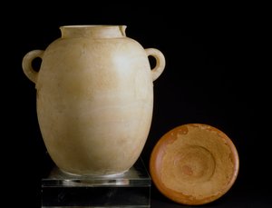 Phönizische Zivilisation: Alabasterurne und Tonplatte von der Stätte Laurita. 7. Jahrhundert v. Chr. Museo Arqueológico, Granada, Spanien