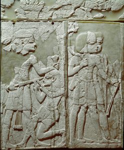 Phönizische Zivilisation: Bettverzierung mit einem niedrigen Elfenbeinrelief, das einen König darstellt, der einen Feind bedroht. Vom Fundort Ugarit, antike syrische Stadt auf dem Tell de Ras Shamra. 14. Jahrhundert v. Chr. Höhe 24 cm. Damaskus, Nationales