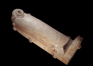 Phönizien: Sarkophag mit einem menschlichen Kopf aus weißem Marmor aus Tripolis, Libanon