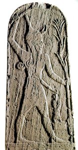 Phönizische Kunst: Kalksteinstatue des Gottes Baal mit Blitz