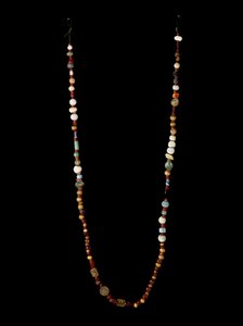 Phönizische Zivilisation: Halskette aus Gold, Silber, Karneol und Glas. Dim. 97 cm. 6. Jahrhundert v. Chr. Museum von Cartagena, Spanien