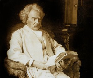Mark Twain (Samuel Langhorne Clemens 1835-1910) amerikanischer Schriftsteller, hier lesend, ca. 1910 von Photographer American