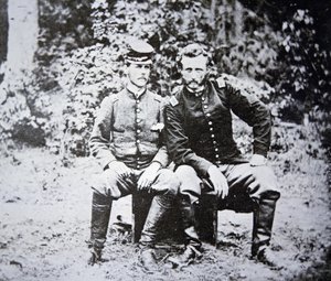 Porträt von Leutnant George A. Custer (1839-1876) (ohne Hut) mit seinem Kriegsgefangenen Leutnant Washington der Konföderierten Armee, gefangen im Mai 1862