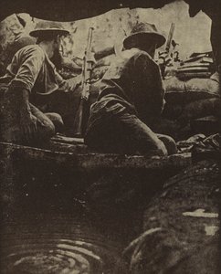 Australische Soldaten in einer wassergefüllten Schützenmulde, Sanananda, Neuguinea, Zweiter Weltkrieg von Photographer Australian