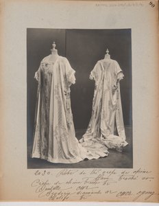 Albumseite: House of Worth, Ballkleid von Photographer French