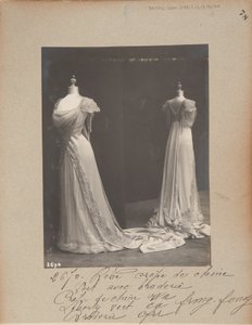 Albumseite: House of Worth, Ballkleid von Photographer French