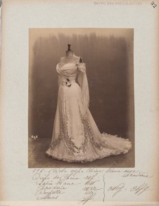 Albumseite: House of Worth, Ballkleid von Photographer French