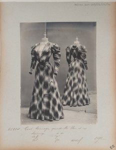 Albumseite: House of Worth, Kostüm von Photographer French