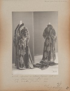 Albumseite: House of Worth, Abendmantel von Photographer French