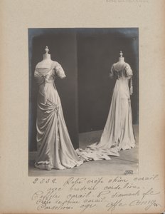 Albumseite: House of Worth, Abendkleid von Photographer French