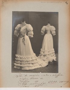 Albumseite: House of Worth, Hochzeitskleid von Photographer French