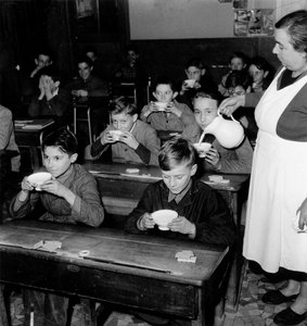 Kostenlose Milch in französischen Schulen, 8. Dezember 1954 von Photographer French