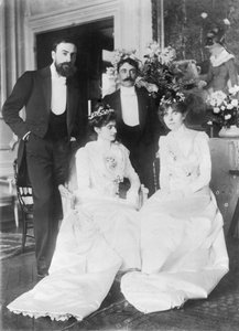 L-R: Ernest Rouart (1874-1942) und seine Frau Julie Manet (1878-1967), Paul Valery (1871-1945) und seine Frau Jeannie Gobillard (1877-1970), am Tag ihrer Hochzeit, Mai 1900