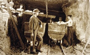 Bergleute in einer Kalimine, Elsass, um 1900 (s/w Foto)