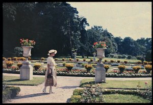 Frau, die im Garten der Bagatelle, Paris, spaziert, ca. 1920