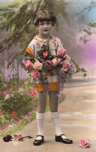 Junger französischer Junge mit Rosen