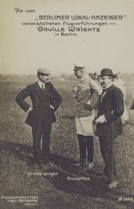 Der amerikanische Flieger Orville Wright im Gespräch mit Kronprinz Wilhelm von Deutschland während eines Besuchs in Berlin von Photographer German