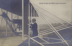 Der amerikanische Flieger Orville Wright inspiziert den Motor seines Flugzeugs