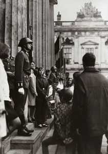 Am Denkmal für die Opfer des Faschismus und Militarismus ehren Soldaten der Nationalen Volksarmee die Pioniere des Friedens und des Sozialismus (s/w Foto) von Photographer German