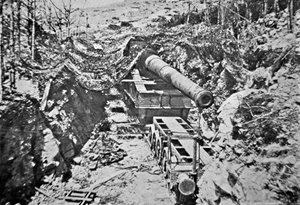 Dicke Bertha, eines von mehreren riesigen deutschen Geschützen auf Schienen während des Ersten Weltkriegs von Photographer German