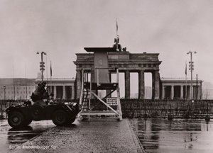 Britischer Panzerwagen an der Grenze zwischen Ost- und Westberlin am Brandenburger Tor von Photographer German
