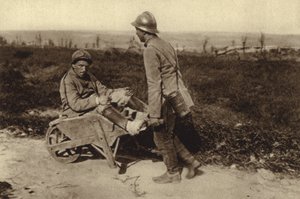 Gefangener französischer Soldat transportiert seinen verwundeten Kameraden in einer Schubkarre, Erster Weltkrieg von Photographer German