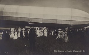 Kaiserin Victoria Augusta von Deutschland mit Zeppelin LZ III von Photographer German