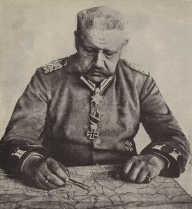 Feldmarschall von Hindenburg studiert eine Karte von Photographer German