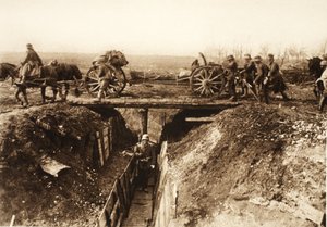 Feldartillerie überquert einen gestürmten Feindgraben; Faschinenbündel am Geschütz befestigt, um feindliche Stellungen zu überwinden (s/w Foto) von Photographer German