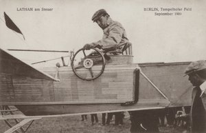 Der französische Flieger Hubert Latham am Steuer seines Flugzeugs, Tempelhofer Feld, Berlin, September 1909 von Photographer German