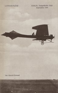 Der französische Flieger Hubert Latham fliegt über das Tempelhofer Feld, Berlin, September 1909 von Photographer German