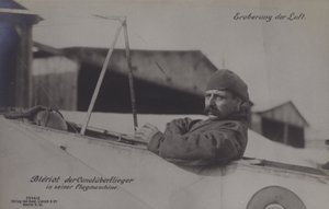 Der französische Flieger Louis Bleriot, der erste, der den Ärmelkanal überflog, in seinem Eindecker
