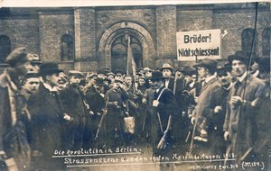 Deutsche Zivilisten und Soldaten in Berlin, November 1918 (s/w Foto)